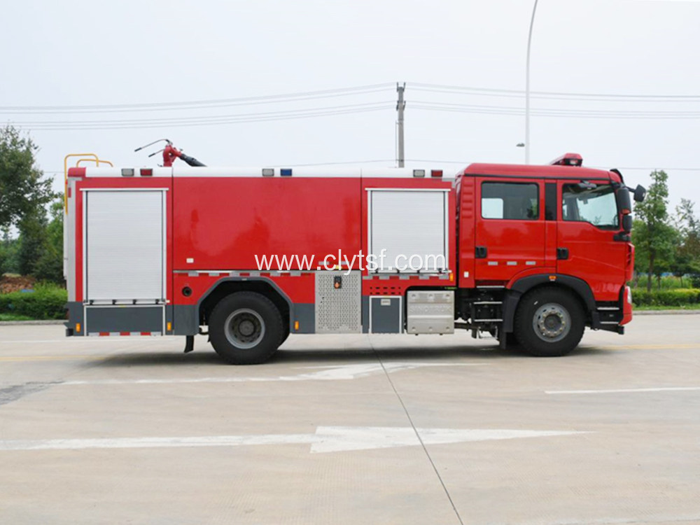 重汽豪沃8T水罐消防车